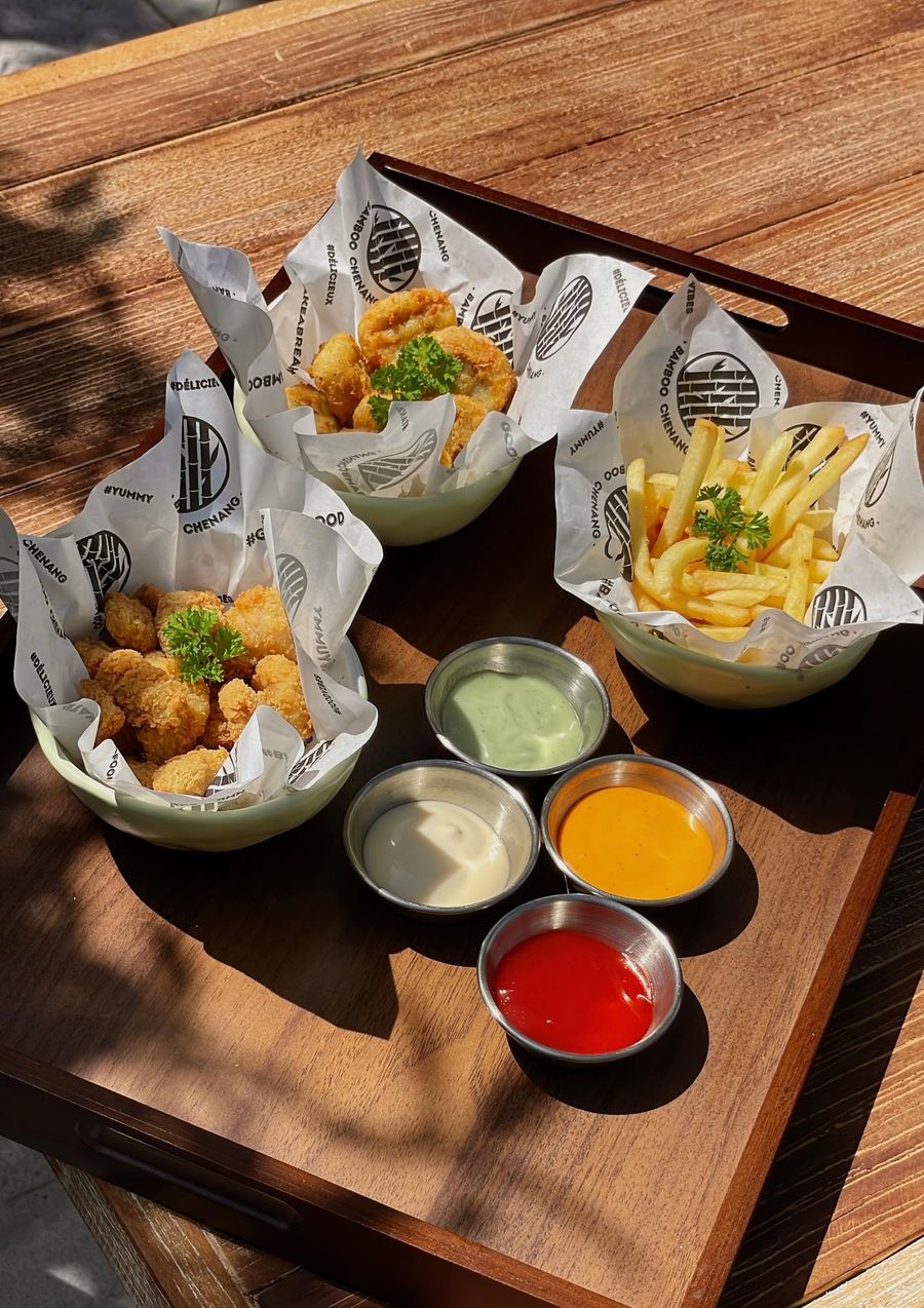 Fried snacks and sauces